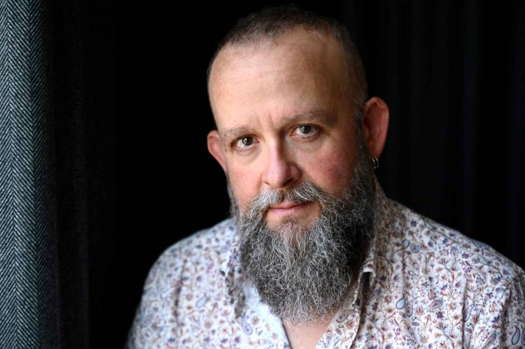 Новият роман на Радослав Бимбалов "Зид" изследва анатомията на разделението в обществото (предложение за четене)