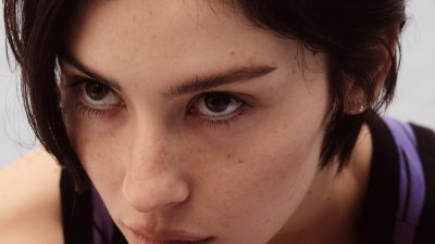Грейси Ейбрамс влиза в по-зряла и дръзка територия с &bdquo;Daughter from Hell&ldquo;