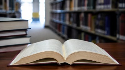 Четенето на книги на хартиен носител помага на мозъка да запомня по-добре детайлите от сюжета