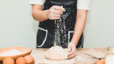 Кулинарна терапия: Защо месенето на хляб лекува женската душа?