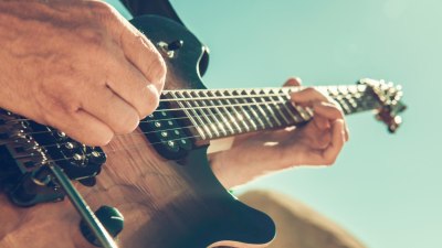 Два нови акустични албума от бившия вокалист на Iron Maiden