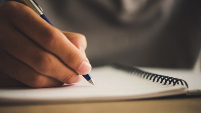 Изразяването на емоциите върху хартия лекува душевни и физически рани