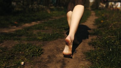 Ходенето бос е естествена терапия 