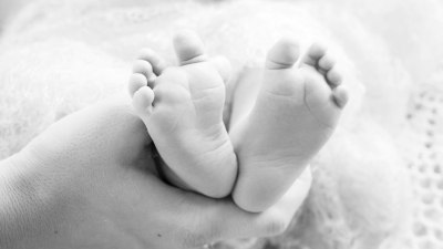 Полицай спря кола за превишена скорост, наложи му се да изроди бебе