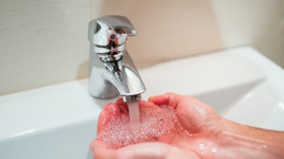 &bdquo;Мръсни и яростни&ldquo;: Най-смешните заглавия на филми за хора без топла вода