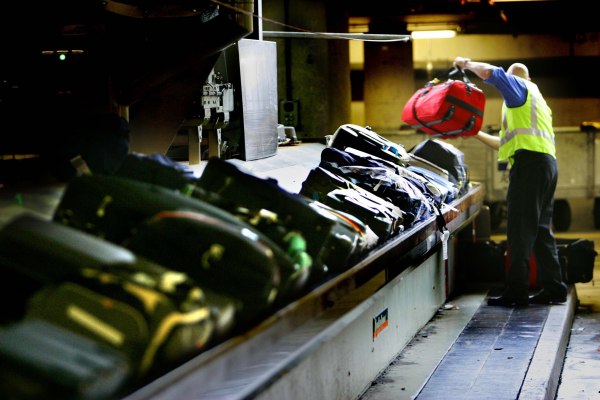 Най голям се запазва броят на пътуващите зад граница с цел