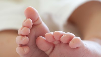Необичайно, но не и за Нова Зеландия: Председателят на парламента нахрани бебе, докато води заседание (ВИДЕО)