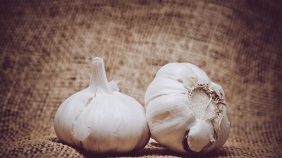 Защо обичаме чесън, но мразим чесновия дъх?