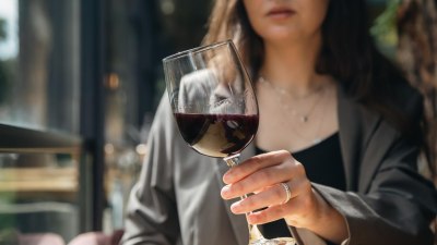Учени: Чаша вино на ден не е вредна за здравето