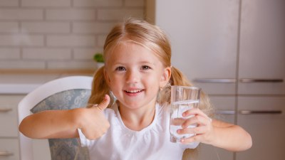 Как да приучим детето отрано редовно да пие вода: 6 полезни съвета за добра хидратация