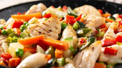 Крехко и много вкусно: Пилешки медальони&nbsp;с пресни зеленчуци