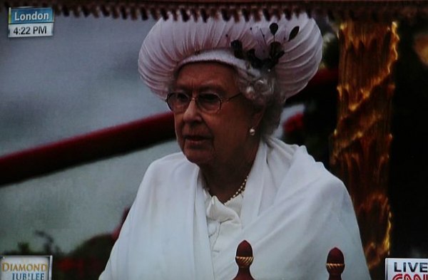 Британската кралица Елизабет Втора търси да си наеме часовникар, който