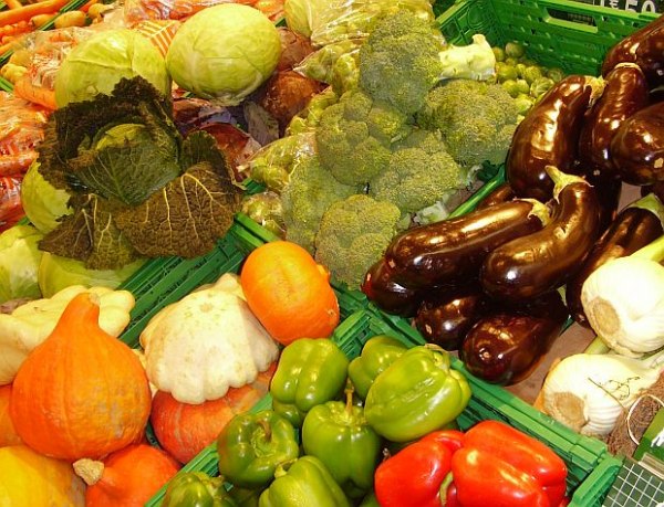 Синьо червено зелено и жълто – плодовете съдържат витамини според