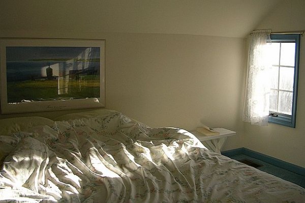 Сънят в прекалено осветена стая увеличава риска от натрупване на