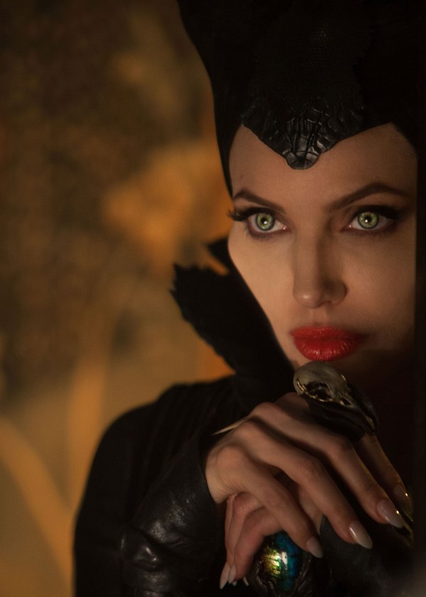 Една по мрачна Анджелина Джоли в Господарката на злото снимка Форум