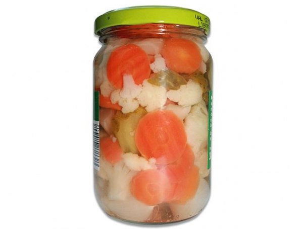 Нарязваме карфиол домати моркови и чушки завираме марината с оцет