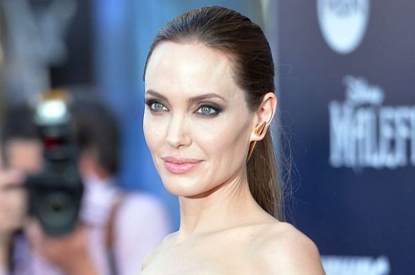 Редки черно бели снимки на голата Анджелина Джоли бяха показани в