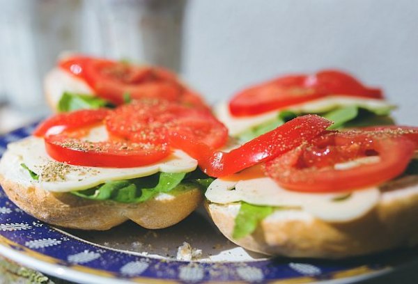 Сандвичът е обичан от малки и големи има милиони вариации