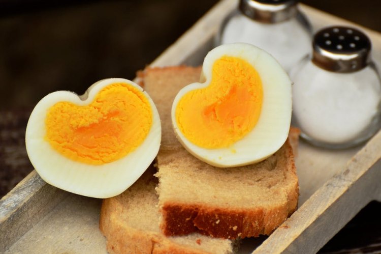 Яйцата служат за здравословна диета яйчена салата или полезна закуска