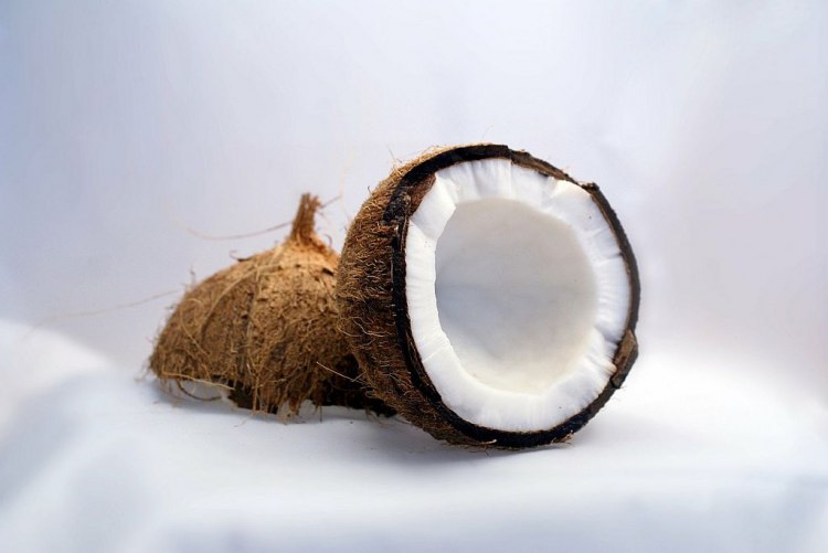 Днес много се говори за полезните свойства на кокосовите продукти