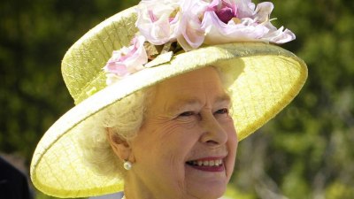 Кралица Елизабет Втора посети проектираната от херцогиня Кейт градина (ВИДЕО)