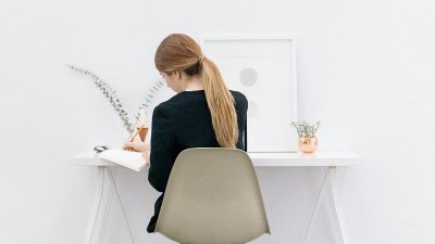 Пет лесни начина да отслабнем, докато седим на бюрото в офиса