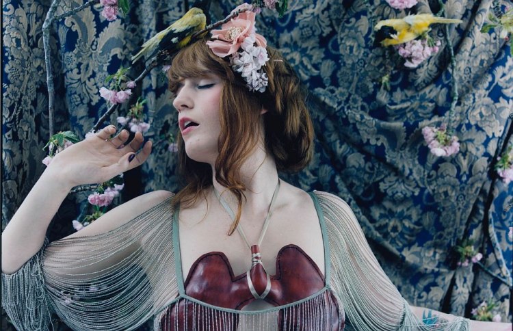 Florence the Machine издават първия си студиен албум Lungs точно